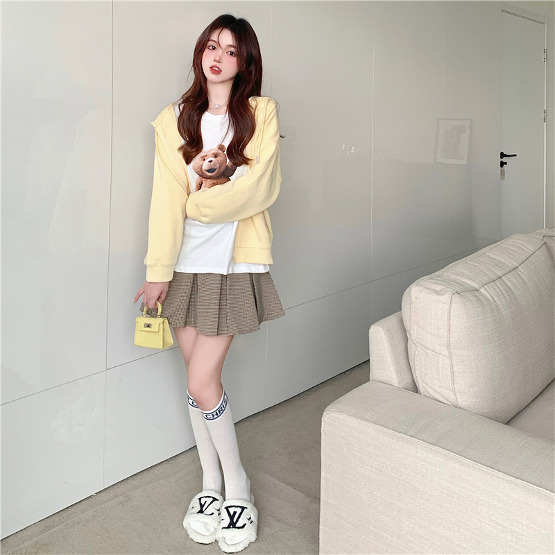 베어 티셔츠와 솔리드 지퍼 후드 재킷